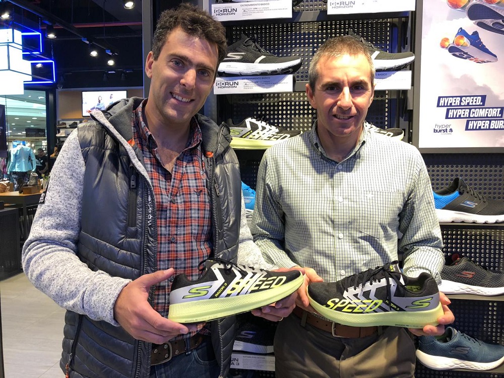 Eduardo Feldman, Brand Manager Skechers Performance Chile, entregando las zapatillas a Cristian Aspillaga Eduardo Feldman, Brand Manager Skechers Performance Chile, entregando las zapatillas a Cristian Aspillaga